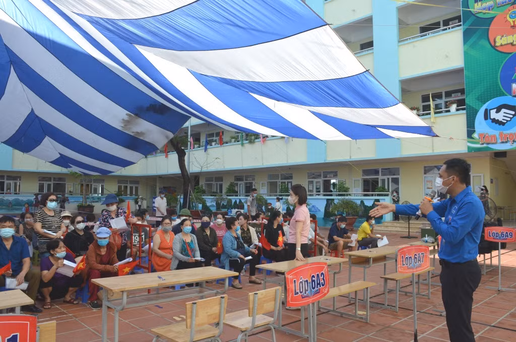 Thanh niên tình nguyện tham gia hỗ trợ các điểm tiêm chủng vắc-xin phòng Covid-19 do Sở Y tế tổ chức tại TP Hạ Long.
