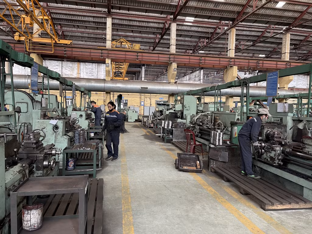 Công nhân Công ty CP Công nghiệp Ô tô gia công các thiết bị cơ khí.