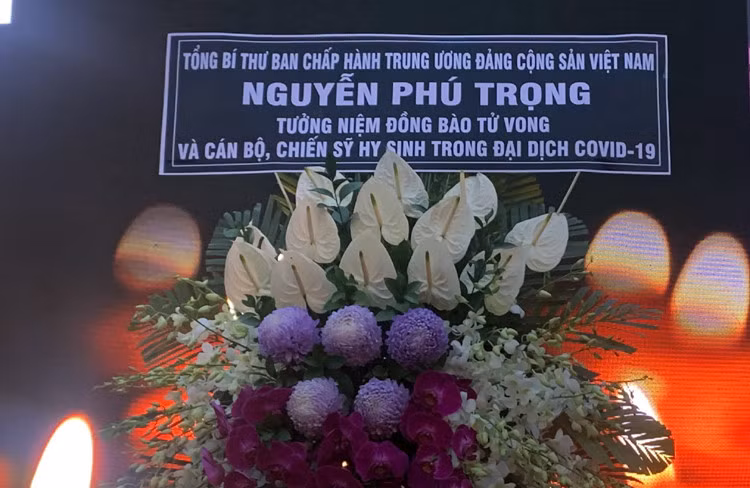 Tổng Bí thư Nguyễn Phú Trọng gửi lẵng hoa tưởng niệm đồng bào tử vong và cán bộ, chiến sĩ hy sinh trong đại dịch COVID-19 tại Hội trường Thống Nhất.