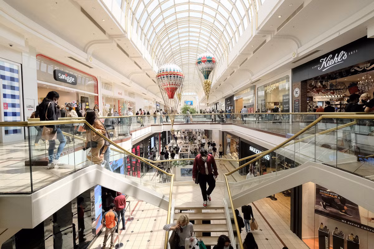 Người mua tại trung tâm mua sắm Chadstone ở Melbourne (Australia) hôm nay không quá đông đúc. Dù vậy, các hãng bán lẻ nước này vẫn kỳ vọng doanh số dịp cuối tuần tăng mạnh nhờ bộ đôi Black Friday và Cyber Monday (mua sắm online vào ngày thứ Hai tuần tới). Ảnh: AAP