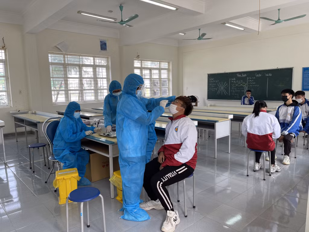Trường THPT Minh Thành tổ chức test nhanh Covid-19 cho học sinh.