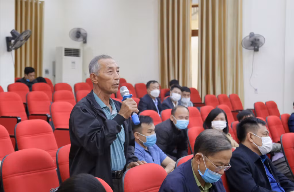 Cử tri TX Quảng Yên phát biểu tại buổi tiếp xúc cử tri.