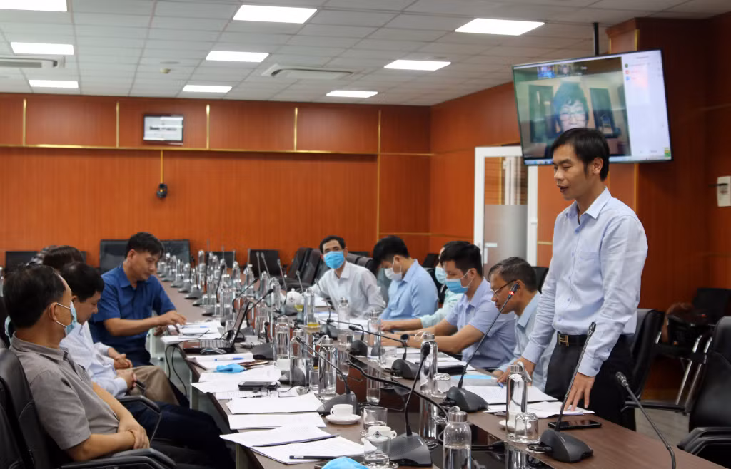Đại diện nhóm tác giả của Công ty CP Than Vàng Danh - Vinacomin trình bày đề tài, giải pháp trước đoàn khảo sát.