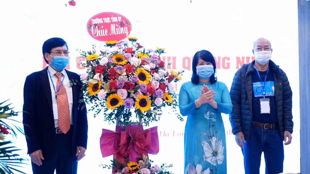 Bà Nguyễn Thị Thu Hà, Phó Trưởng Ban Thường trực Ban Dân vận Tỉnh ủy, tặng hoa chúc mừng Đại hội.