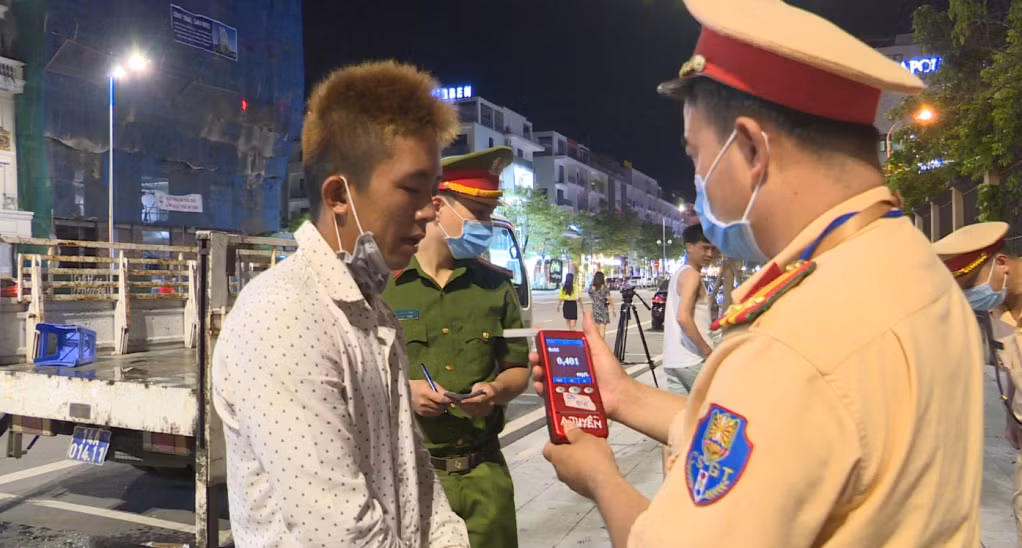 Công an TP Hạ Long kiểm tra nồng độ cồn người điều khiển xe mô tô.