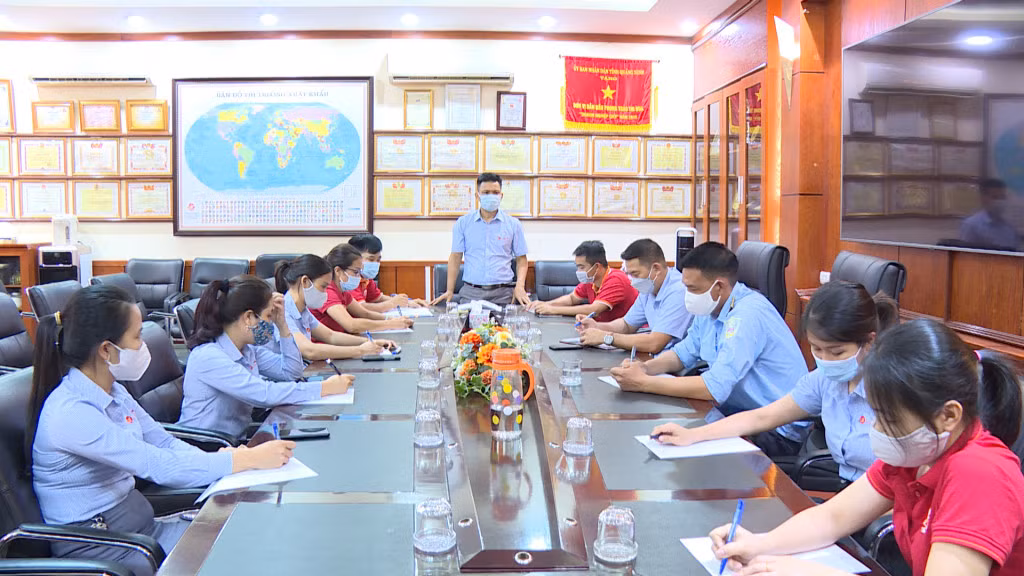 Một buổi sinh hoạt của Chi bộ Khối phòng, ban (Công ty CP Gốm Đất Việt). Ảnh: Thu Uyên