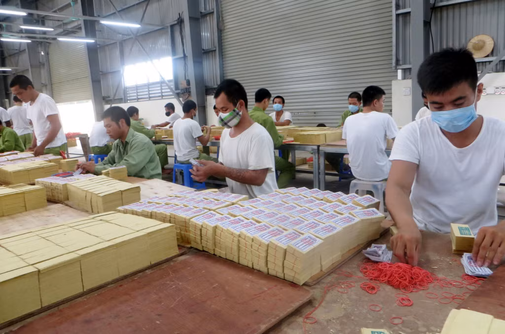 Các học viên học nghề làm giấy vàng mã tại Cơ sở Cai nghiện ma túy tỉnh.