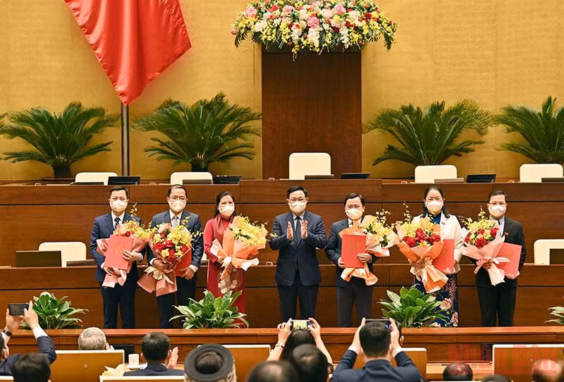 Chủ tịch Quốc hội Vương Đình Huệ trao Nghị quyết và tặng hoa Nhóm đại biểu Quốc hội trẻ. (Ảnh: DUY LINH)