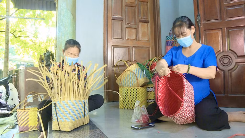 Phụ nữ khu 4 (phường Hà Trung, TP Hạ Long) đan làn từ phế liệu.