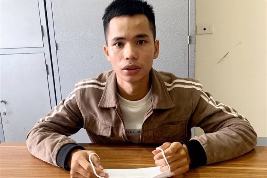 Đối tượng cướp tiệm vàng Vũ Văn Ngãi tại cơ quan công an. Ảnh: TP