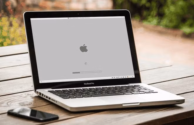 Các thiết bị gặp lỗi đều là những mẫu máy đời cũ, chạy chip Intel (Ảnh: MacRumors).