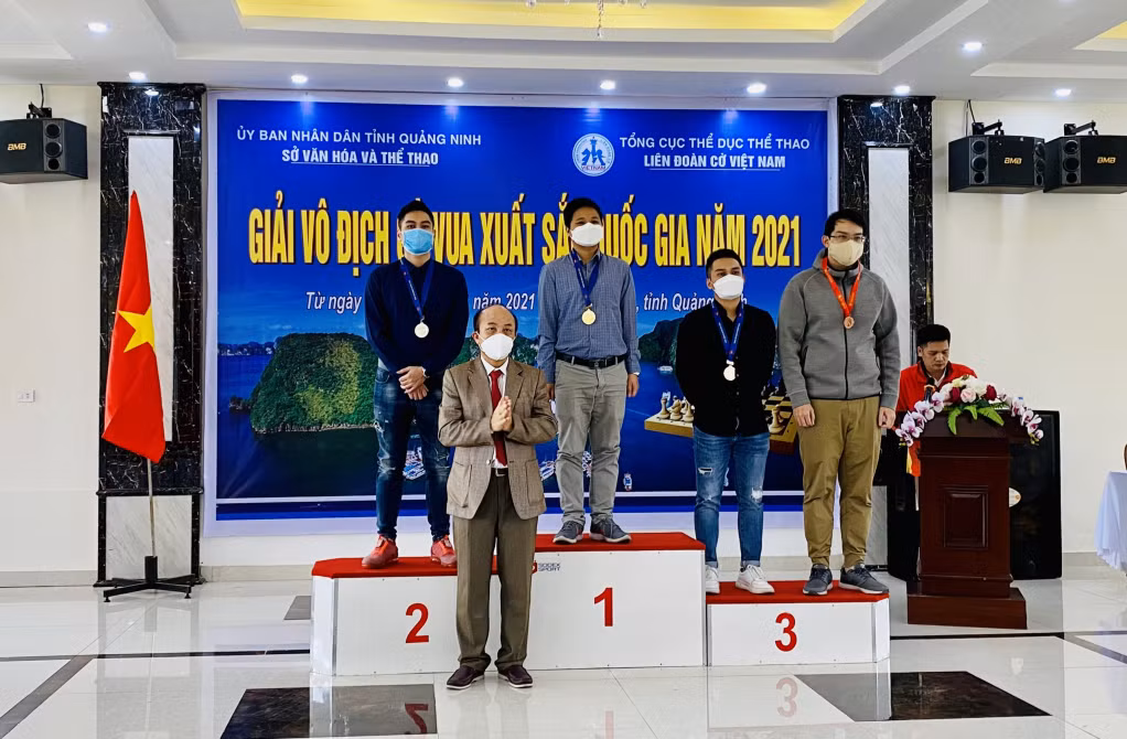 Ban tổ chức trao HCV Giải vô địch Cờ vua xuất sắc Quốc gia năm 2021 cho các Kỳ thủ nam xuất sắc