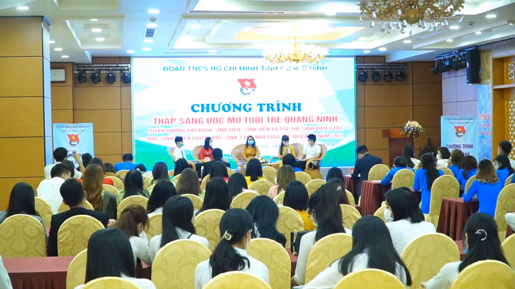 Quang cảnh chương trình Thắp sáng ước mơ tuổi trẻ Quảng Ninh 2021.