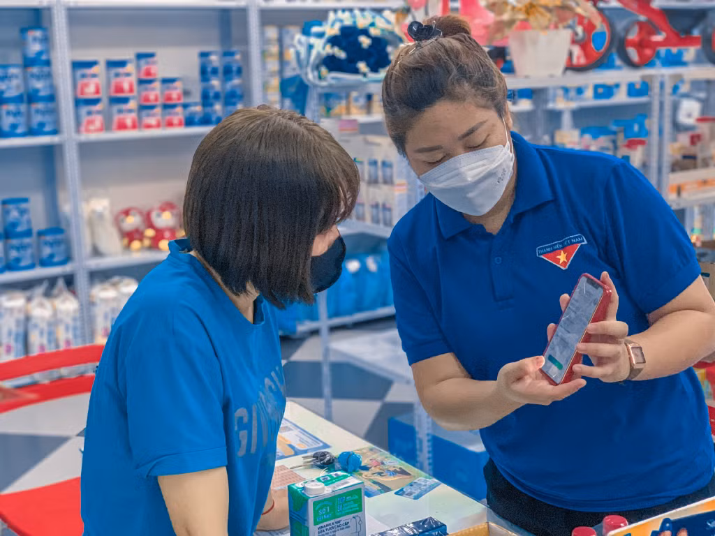 ĐVTN phường Mạo Khê (TX Đông Triều) hỗ trợ cài đặt mã QR Code cho các hộ kinh doanh trên địa bàn.