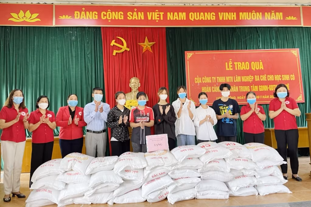 Bà Ngô Thị Thuận (thứ 2 từ phải vào) đã kết nối các nhà hảo tâm trao tặng gạo cho học sinh tại xã Lương Mông đầu tháng 11/2021.