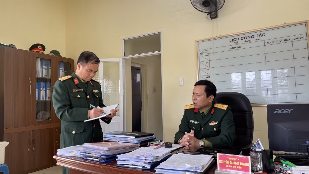 Thượng tá Nguyễn Quảng Thanh trao đổi công việc cùng đồng nghiệp.