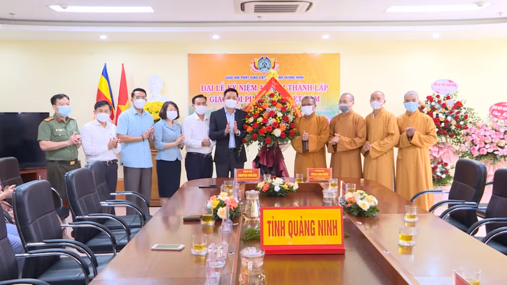 Đồng chí Nguyễn Văn Hồi, Ủy viên BTV Tỉnh ủy, Trưởng Ban Dân vận Tỉnh ủy, Chủ tịch Ủy ban MTTQ tỉnh chúc mừng Giáo hội Phật giáo tỉnh Quảng Ninh nhân đại lễ kỷ niệm.