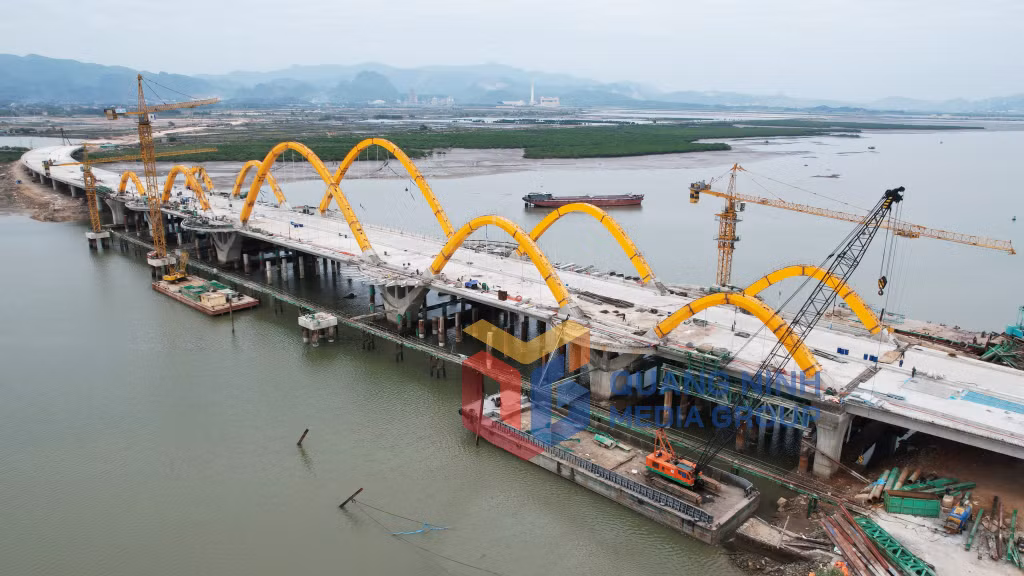 Thi công cầu Cửa Lục 1 (11-2021). Ảnh: Đỗ Phương