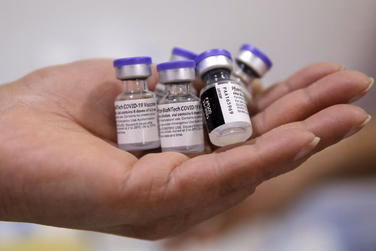 Nghiên cứu từ Viện KI, Israel, cho thấy chỉ sau 4-6 tháng, kháng thể bảo vệ của Pfizer đã suy giảm mạnh. Ảnh: Reuters.