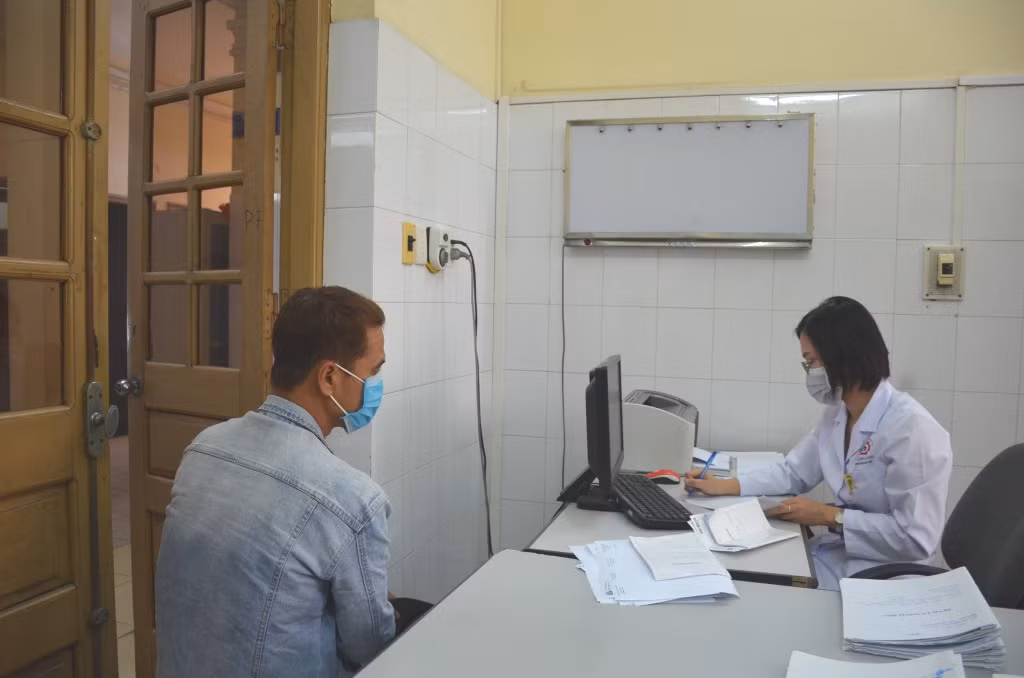 Bác sĩ Phòng khám ngoại trú người lớn, Bệnh viện Đa khoa tỉnh, khám, tư vấn và cấp thuốc điều trị ARV cho người bệnh nhiễm HIV.