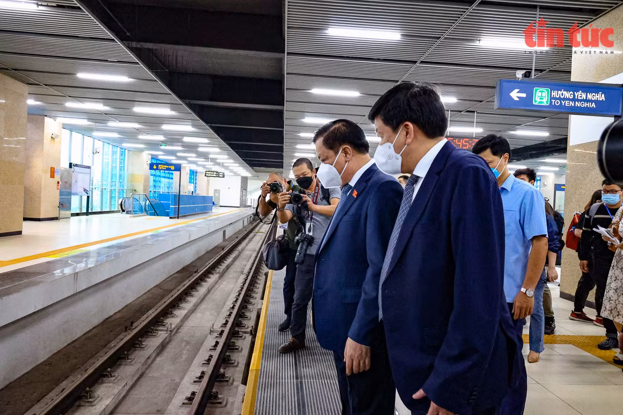 Bí Thư Thành uỷ Hà Nội kiểm tra an toàn trên hệ thống đường ray của dự án.