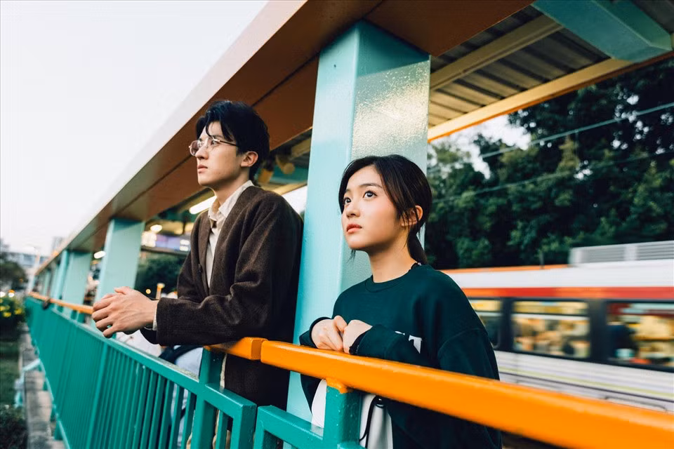 MV "Bước qua nhau" đứng Top 1 âm nhạc thịnh hành. Ảnh: NSCC.