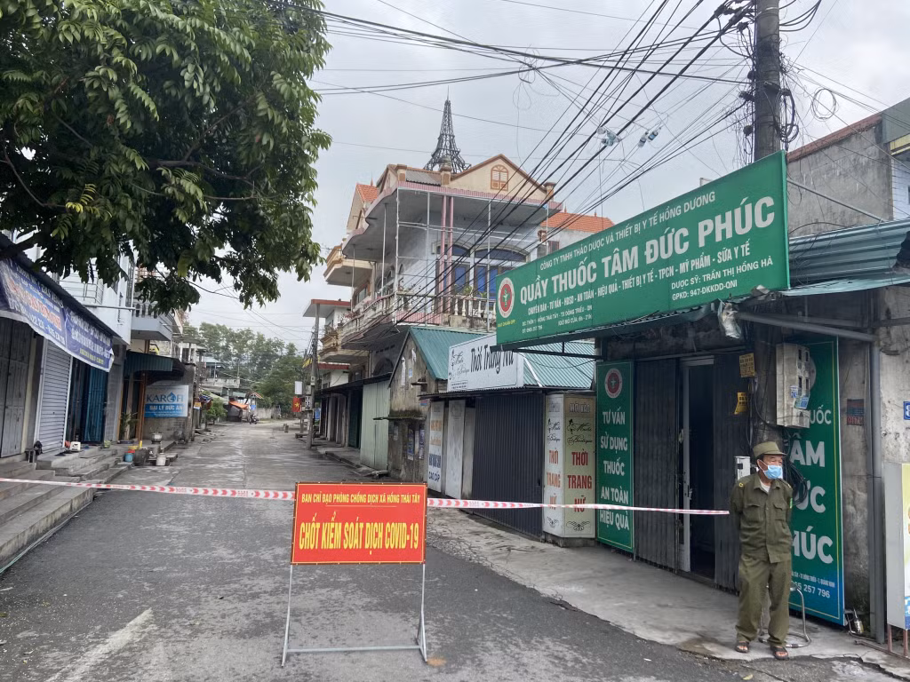 Thị xã Đông Triều đã thực hiện phong tỏa tạm thời thôn Lâm Xá 1, xã Hồng Thái Tây từ 0h00’ ngày 3/11/2021. Ảnh: Hoàng Nga