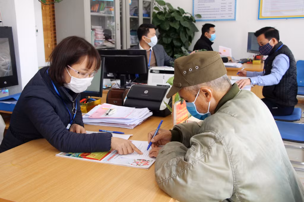 Cán bộ công chức xã Bình Khê (TX Đông Triều) giải quyết thủ tục hành chính cho người dân.