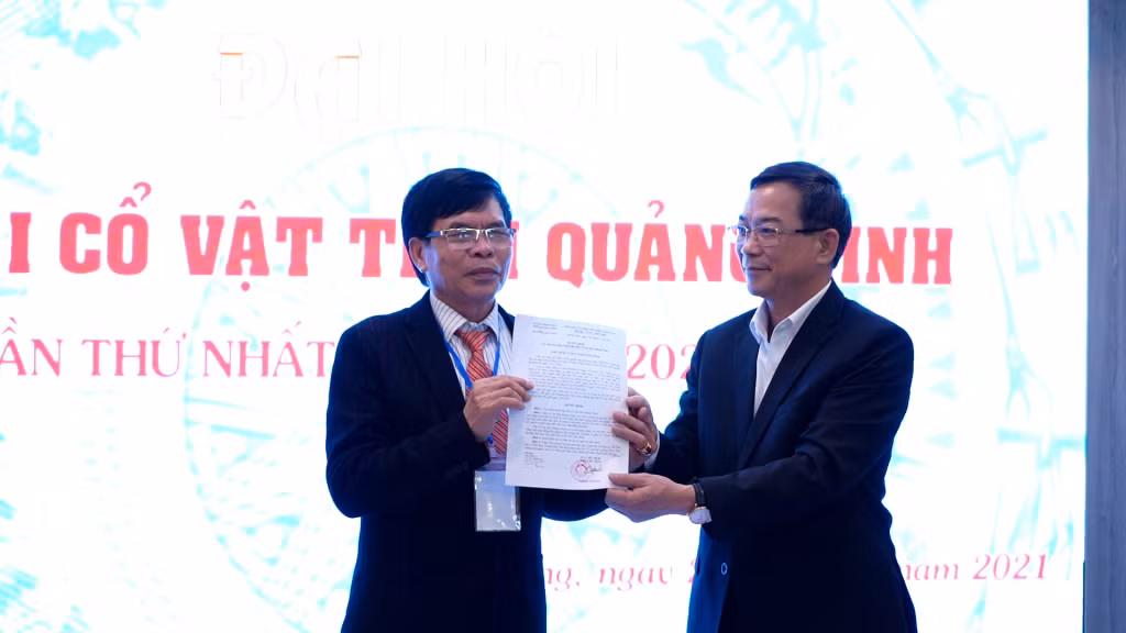 Ông Ninh Văn Thương, Phó Giám đốc Sở Văn hóa và Thể thao, trao quyết định của UBND tỉnh về việc thành lập Hội Cổ vật tỉnh Quảng Ninh.