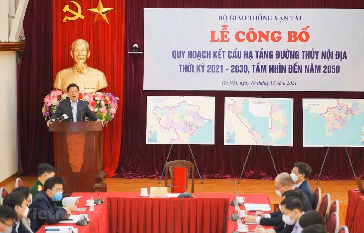 Bộ trưởng Bộ Giao thông Vận tải Nguyễn Văn Thể phát biểu tại hội nghị công bố quy hoạch kết cấu hạ tầng đường thủy nội địa thời kỳ 2021-2030, tầm nhìn đến năm 2050. (Ảnh: Việt Hùng/Vietnam+)
