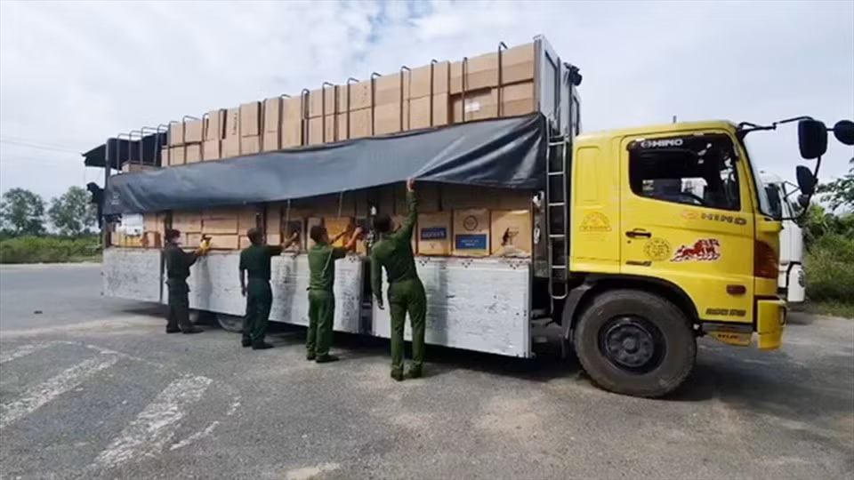 Phát hiện xe ôtô tải vận chuyển hơn 260.000 khẩu trang y tế nghi nhập lậu. Ảnh: VT