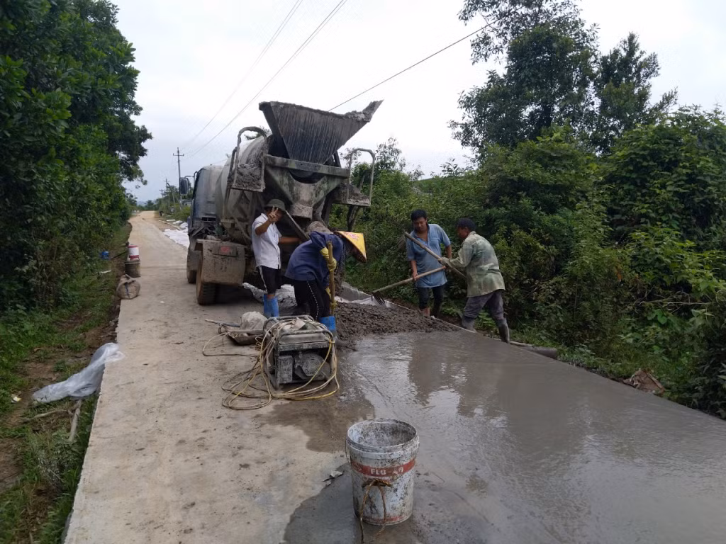 Người dân xã Quảng Đức, huyện Hải Hà làm đường NTM cuối năm 2020.