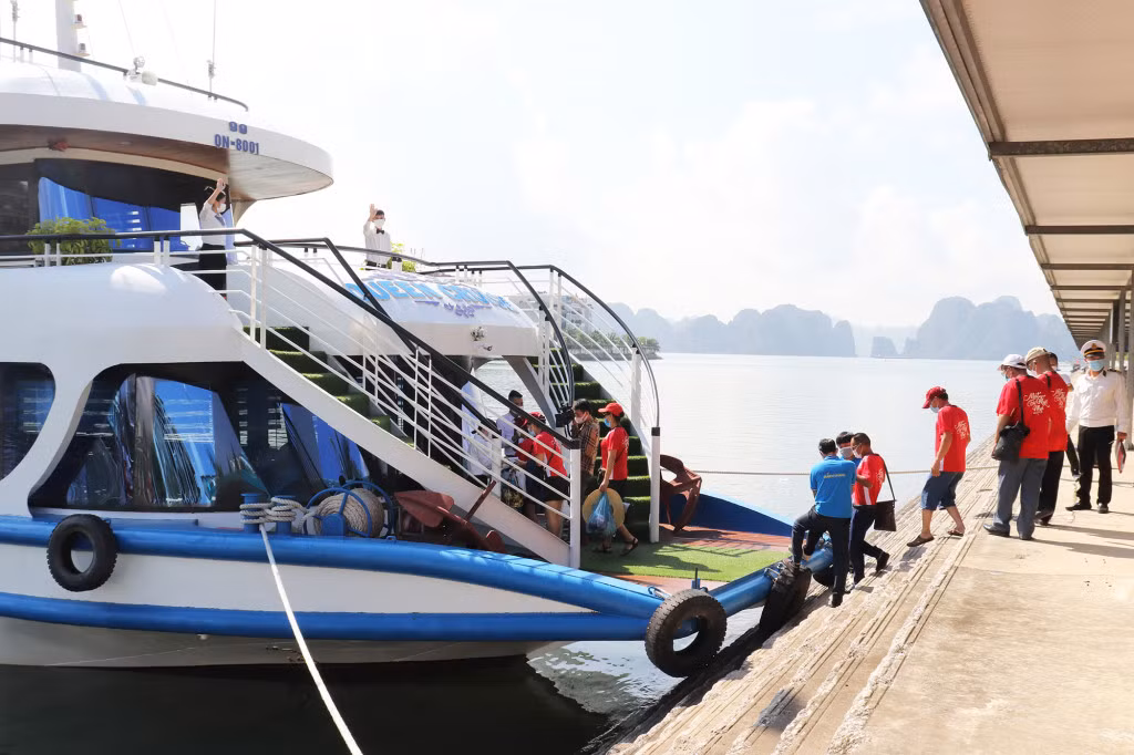 Hoạt động du lịch trên Vịnh Hạ Long đang dần sôi động trở lại. (Ảnh chụp cuối tháng 9/2021). Ảnh: Minh Đức