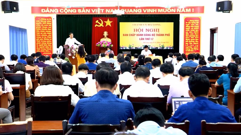 Quang cảnh phiên chất vấn tại Hội nghị lần thứ 17 của BCH Đảng bộ TP Hạ Long.