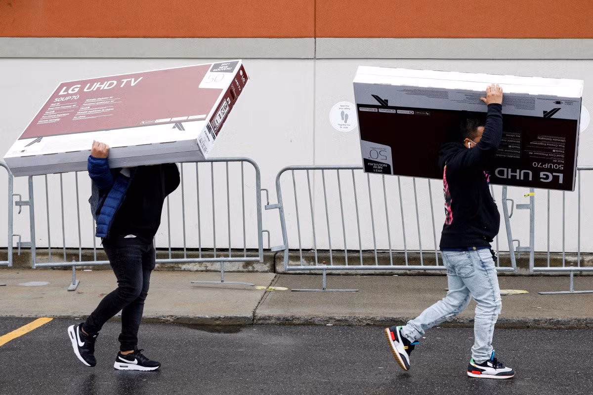 Người mua rời cửa hàng của Best Buy ở Brooklyn (New York, Mỹ). TV cỡ lớn luôn là mặt hàng được yêu thích trong dịp Black Friday hàng năm. Ảnh: Reuters