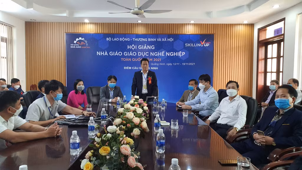 Các đại biểu dự khai mạc Hội giảng Nhà giáo giáo dục nghề nghiệp toàn quốc năm 2021 tại điểm cầu Quảng Ninh. Ảnh: Nguyễn Thơm.