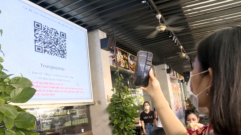 Nhiều cơ sở kinh doanh trên địa bàn TP Hạ Long dán mã QR ngày bên ngoài cửa hàng, để đảm bảo công tác an toàn phòng, chống dịch.