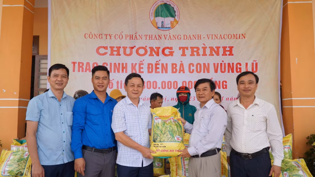 Anh Lê Hùng Thắng trong chương trình thiện nguyện tạo sinh kế cho bà con vùng lũ tại tỉnh Quảng Trị năm 2020.