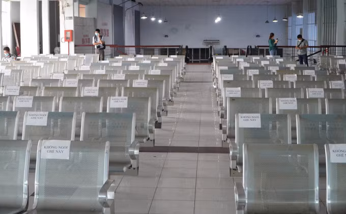 Các băng ghế vắng khách ngồi chờ mua vé tàu Tết tại ga Sài Gòn, quận 3, TP HCM, sáng 15/11. Ảnh: Gia Minh