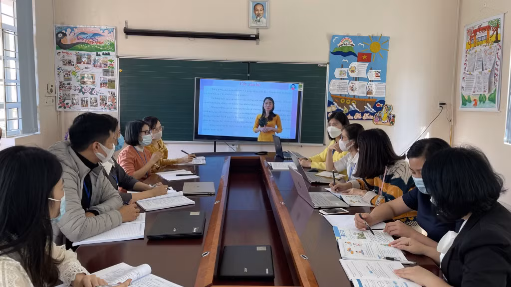 Giáo viên Trường Tiểu học Lê Hồng Phong, TP Hạ Long thảo luận về các video bài giảng được lưu trữ thành kho dữ liệu của ngành khi phải học trực tuyến.