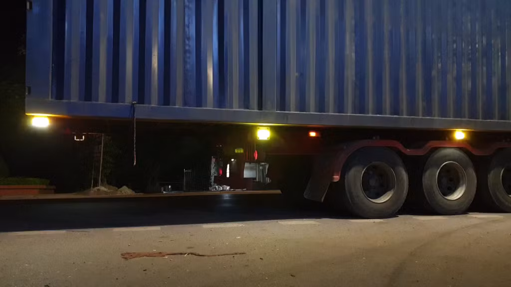 Congtainer cơi nới khoảng hơn 2 mét so với khung đỡ của Sơ mi rơ moóc.