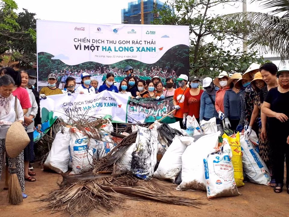 Các cấp hội phụ nữ TP Hạ Long triển khai hiệu quả Chiến dịch thu gom rác thải "Vì một Hạ Long xanh".