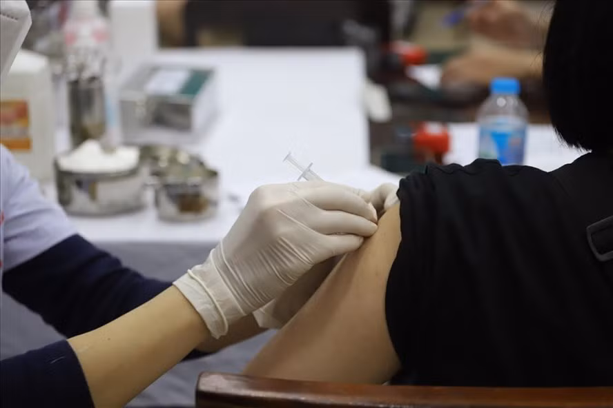 Học sinh được tiêm vaccine COVID-19 Comirnaty (Pfizer). Ảnh: Phạm Đông