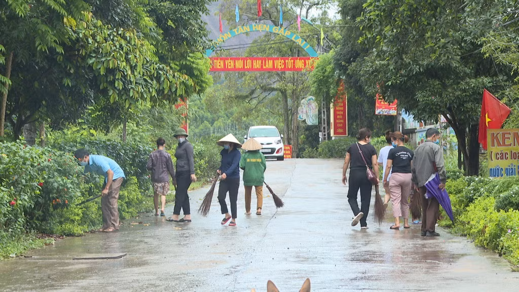 Người dân xã Yên Than (huyện Tiên Yên) dọn vệ sinh môi trường. Ảnh: Thu Uyên