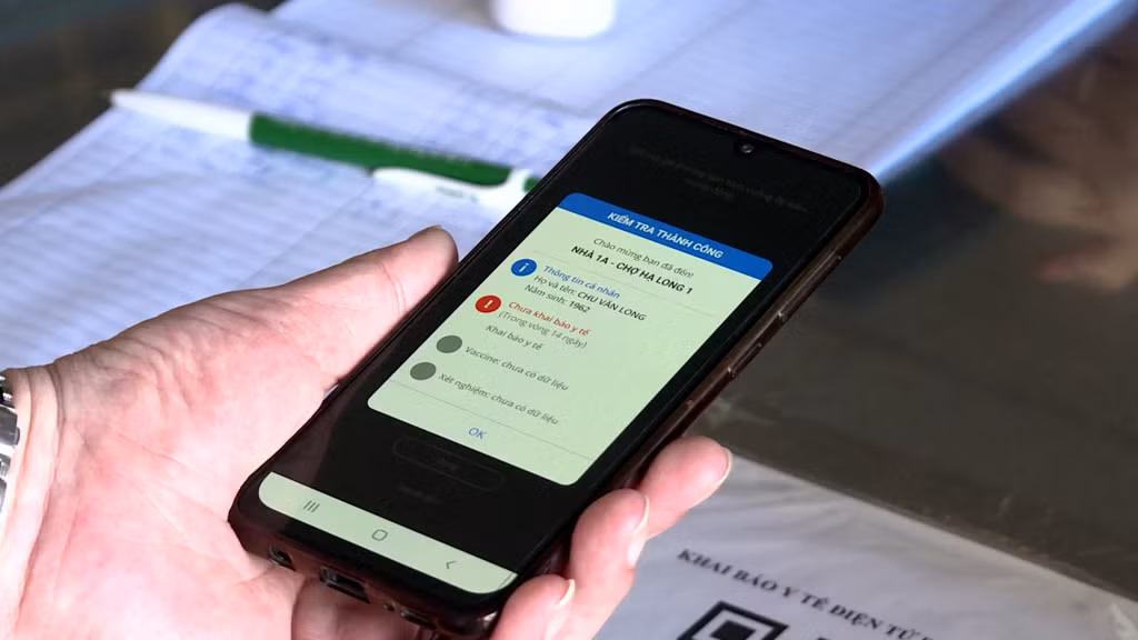 Khách hàng quét má QR code tại chợ Hạ Long 1.
