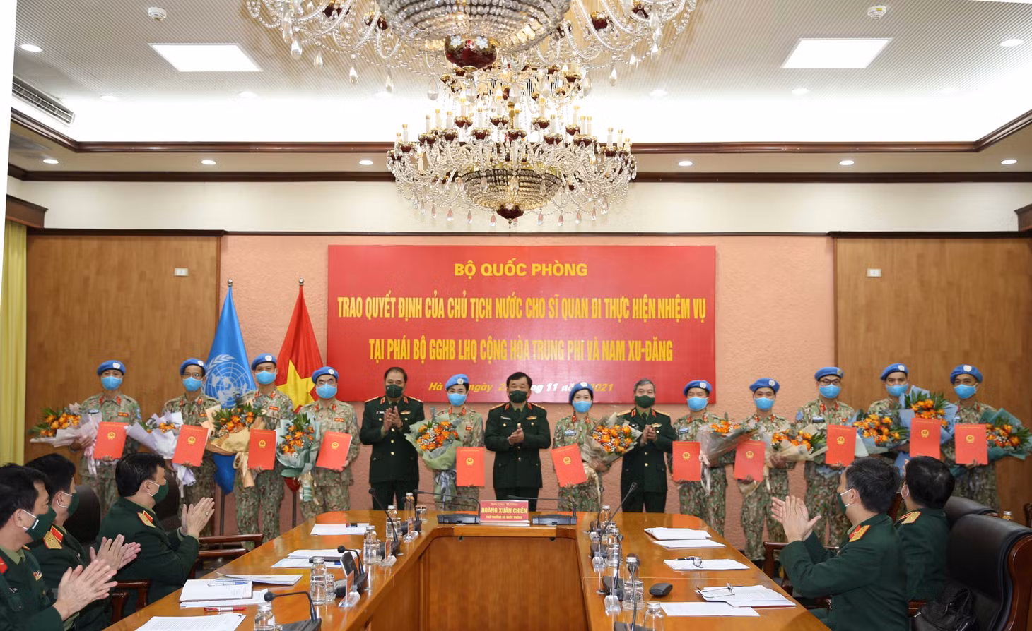Thượng tướng Hoàng Xuân Chiến trao Quyết định của Chủ tịch nước cho 12 sĩ quan chuẩn bị lên đường làm nhiệm vụ Gìn giữ hòa bình Liên Hợp Quốc