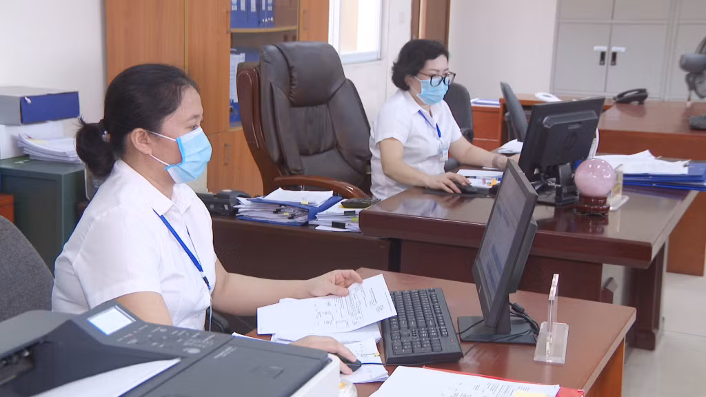 Cán bộ KBNN TP Cẩm Phả xử lý hồ sơ trên dịch vụ công trực tuyến.