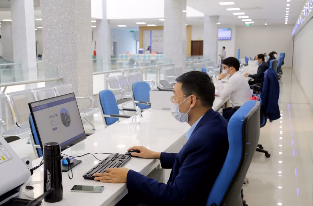 Cán bộ Trung tâm Phục vụ hành chính công tỉnh giải quyết TTHC trực tuyến trên hệ thống của Chính quyền điện tử tỉnh Quảng Ninh.