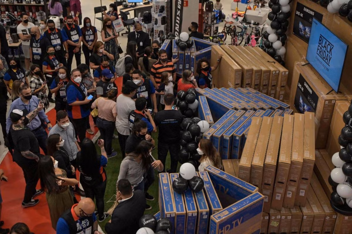 Khá đông người chờ mua TV cỡ lớn trong một trung tâm thương mại ở Sao Paulo (Brazil) trong Black Friday. Ảnh: AFP