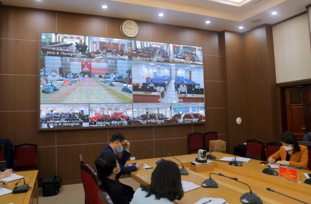 Hội nghị được truyền trực tuyến tới điểm cầu các xã, phường trên địa bàn TP Hạ Long.